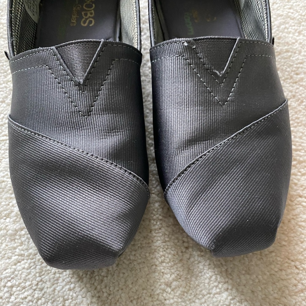 Bobs size 6.5 gray/silver shoes - Picture 2 of 7